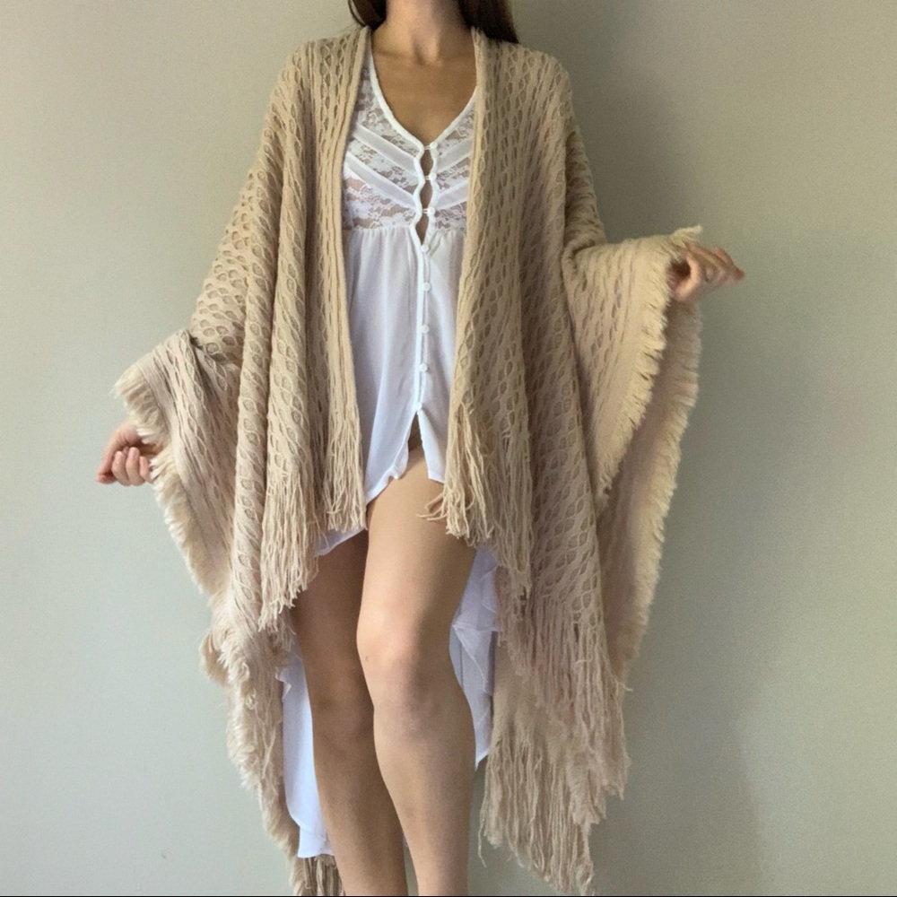 🖤HP🖤 NWT ANGIE knitted Fringe poncho